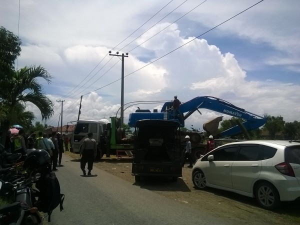 Evakuasi alat berat dari lokasi sumur migas Lapindo di Desa Kedungbanteng, Tanggangin
