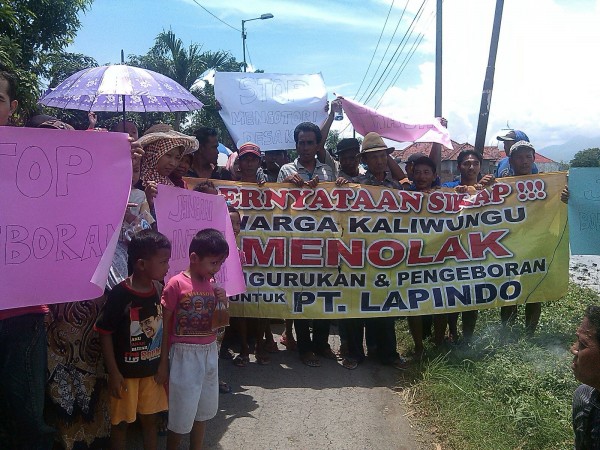 Warga Kaliwungu, Tanggulangin saat demo menolak rencana pengeboran sumur gas Lapindo