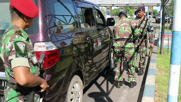 Petugas memeriksa kendaraan yang masuk ke Bandara Juanda