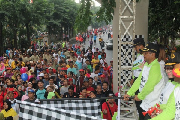 Peserta jalan sehat diberangkatkan Pj Bupati Sidoarjo Jonathan Judiyanto