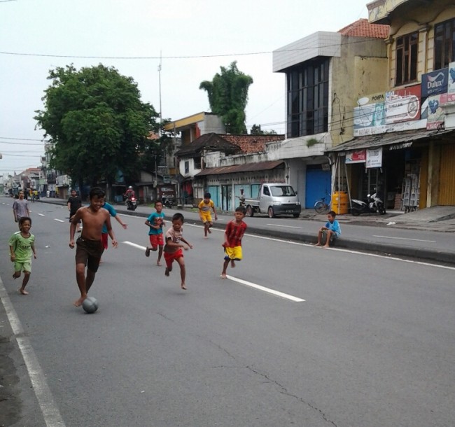 Jalan Raya Porong sisi selatan digunakan untuk main bola 