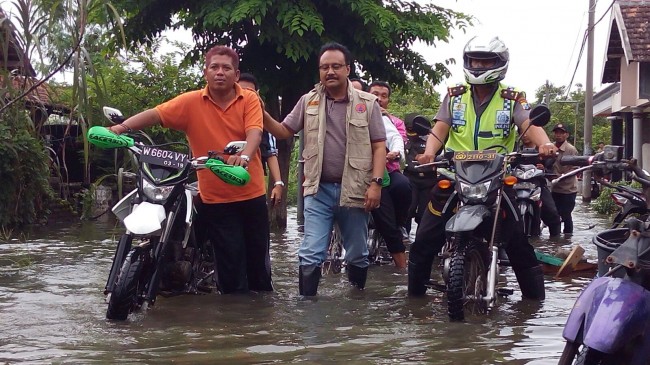 Wagub Jatim Saifullah Yusuf saat sidak banjir di kawasan Candi, Sidoarjo