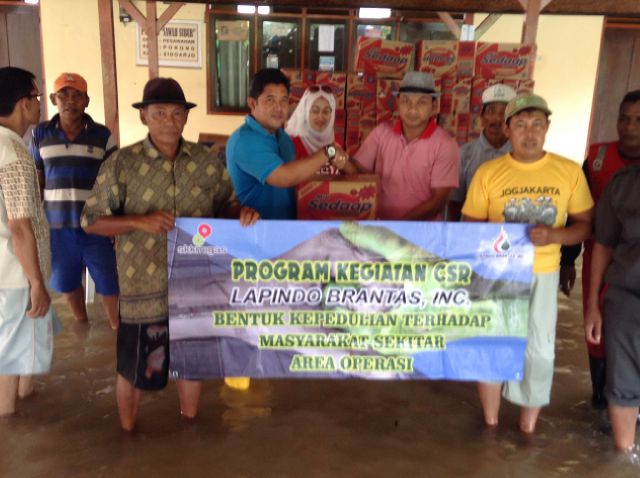 Managemen Lapindo saat memberi bantuan sembako dan obat kepada korban banjir di kawasan Porong