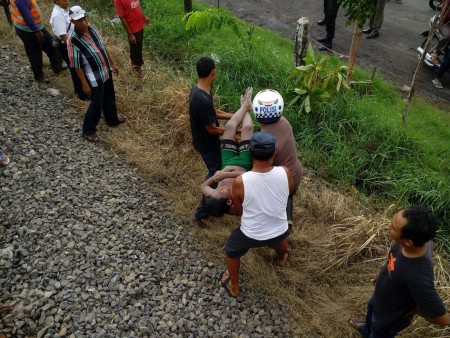 Jenazah bocah SD yang ditemukan oleh petugas KA saat membenahi rel KA di Porong