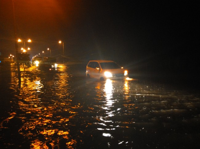 Jalan Raya Porong terendam banjir, kendaraan masih nekad menerobos genangan air.