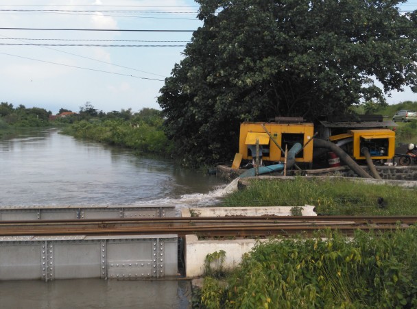 Pompa BPLS yang menyedot air banjir kemudian dibuang ke Sungai Ketapang