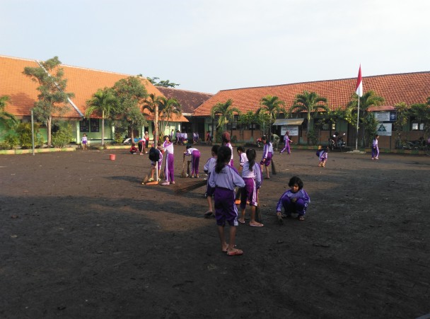 Siswa SDN 1 Gempolsari bersih-bersih sekolah setelah terendam banjir