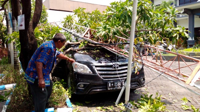 Mobil anggota DPRD Sidoarjo Bambang Riyoko tertimpa tower dewan yang roboh