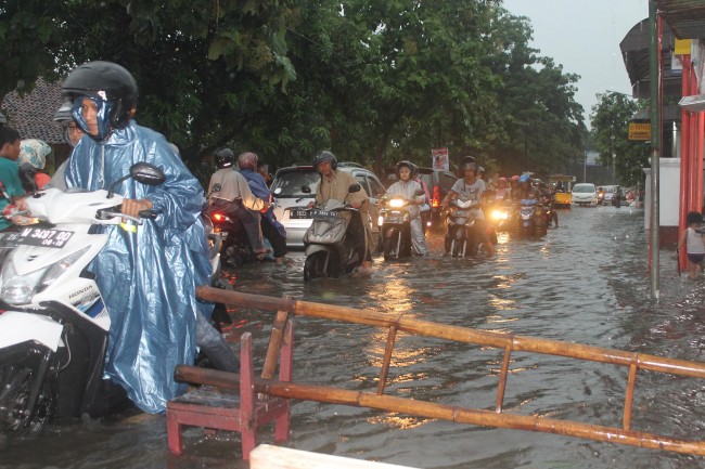 Sejumlah kawasan terendam air, termasuk sekitar Pendopo Pemkab Sidoarjo, ketinggian air melebihi setengah ban mobil sedan. 