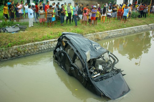 Mobil xenia hitam masuk sungai setelah ditabrak KA di Balongbendo