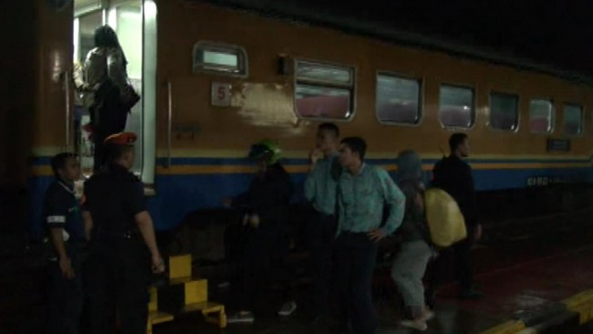 Penumpang terpaksa tertahan di Stasiun KA Porong karena rel di sekitar semburan lumpur terendam banjir