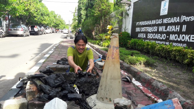 Wabup Nur Achmad Syaifudin turun membersihkan drainase.
