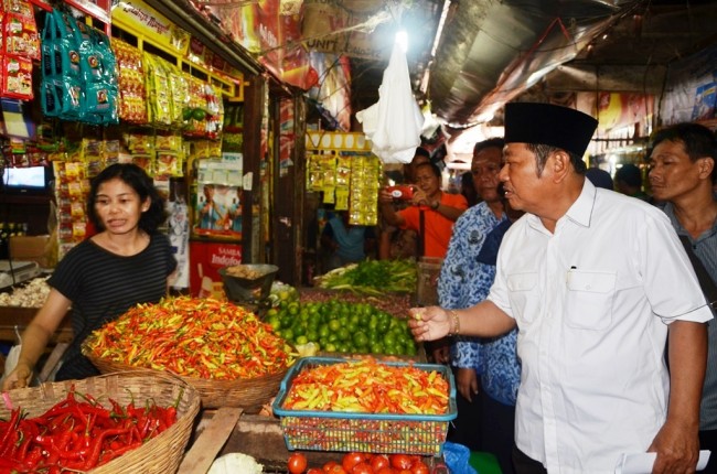 Bupati Sidoarjo Saiful Ilah saat sidak harga bahan pokok di Pasar Larangan