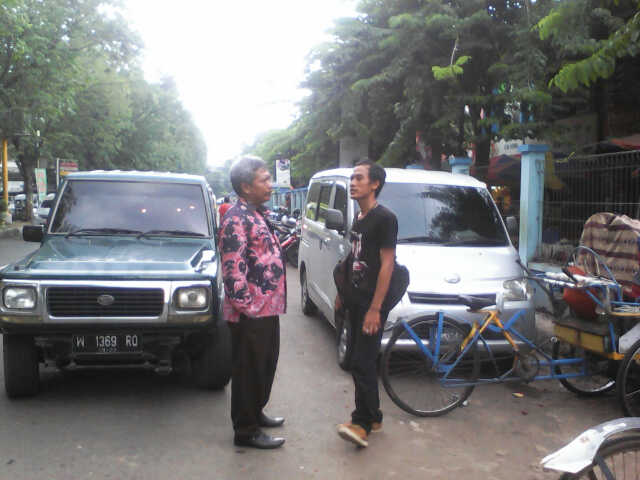 Kadishub Sidoarjo Joko Santosa saat sidak parkir di Pasar Larangan yang meluber ke jalan raya.