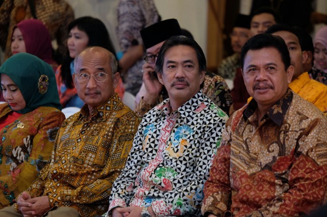 Wabup Sidoarjo Nur Achmad Syaifudin bersama kepala daerah lain yang hadir dalam acara puncak peringatan HPN di Gedung Grahadi