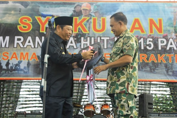 Bupati Sidoarjo Saiful Ilah simbolis menyerahkan kunci kendaraan operasional.