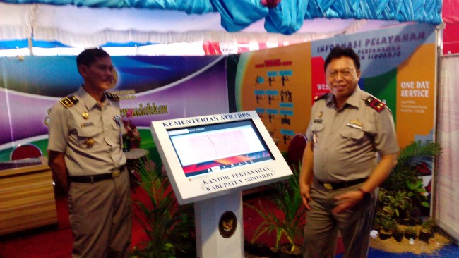 Kepala BPN Sidoarjo Nandang Agus Taruna (kanan) saat melihat stand pameran di Sidoarjo Festival