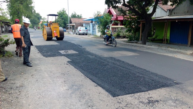 Jalan di kawasan Gedangrowo, Kecamatan Prambon diperbaiki