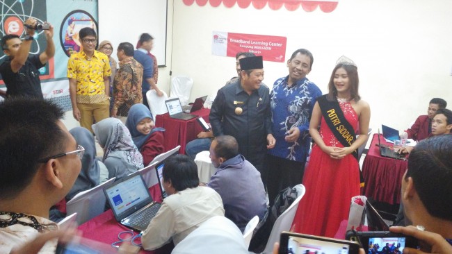 Bupati Sidoarjo Saiful Ilah melihat aktivitas di Kampung UKM Digital yang terpusat di Kantor Kadin Sidoarjo