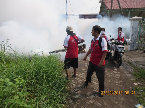 Fogging yang digelar PT Megasurya Mas di Desa Tambaksawah dan Tambakrejo, Kecamatan Waru