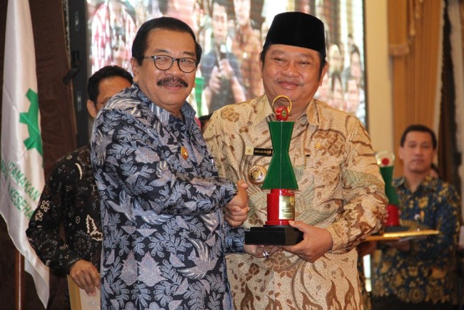 Bupati Sidoarjo Saiful Ilah tersenyum saat menerima penghargaan K3 dari Gubernur Jatim Soekarwo