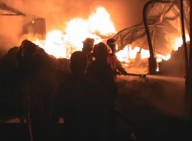 Api melahap gudang pabrik pengolahan plastik di Desa Durung Beduk, Kecamatan Candi