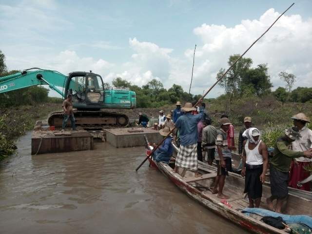 Aktivitas pengerukan lahan di kawasan perbatasan Sidoarjo dan Pasuruan yang dihentikan warga