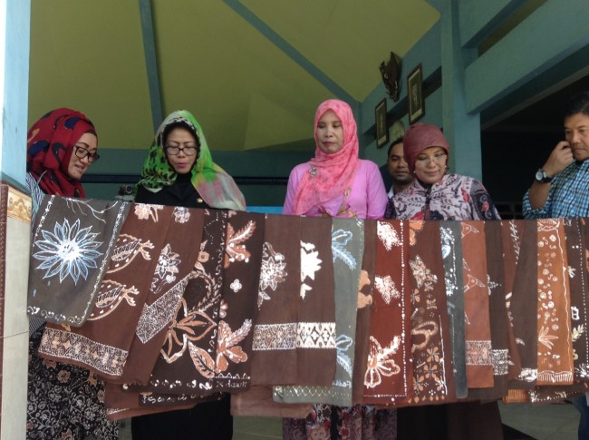 Batik hasil karya ibu-ibu Desa Kalidawir, Kecamatan Candi setelah mengikuti pelatihan membatik di Jogjakarta