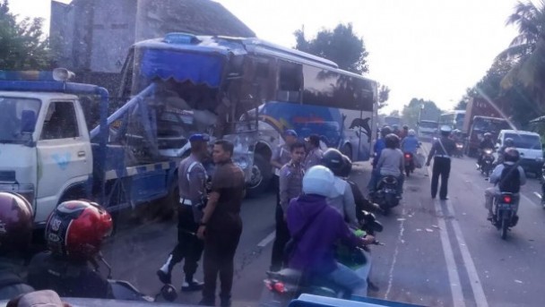 Evakuasi bus Harapan Jaya dan Sugeng Rahayu di Balongbendo