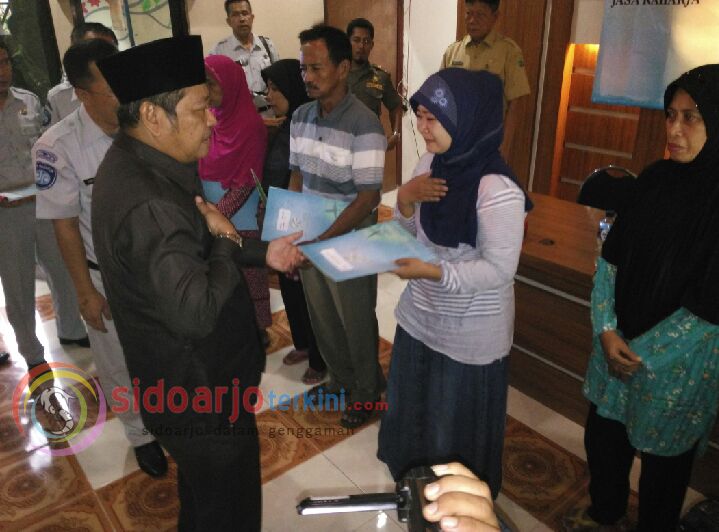 Bupati Sidoarjo Saiful Ilah menyerahkan santunan kepada ahli waris korban kecelakaam di Kudus