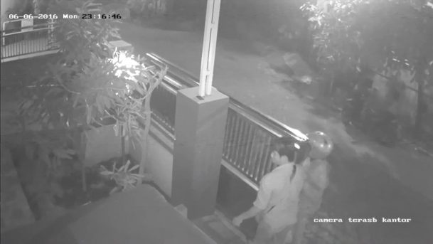Pelaku pencurian pikup terekam CCTV saat masuk rumah
