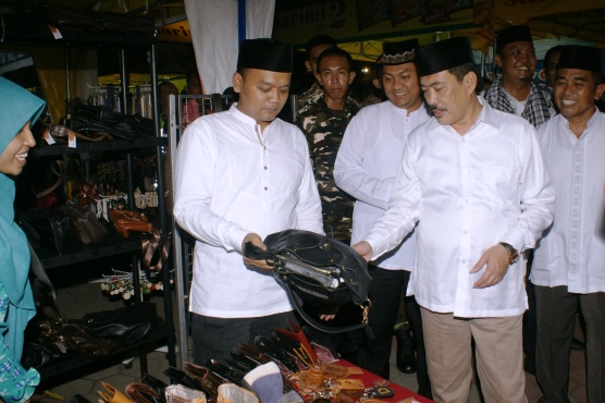 Ketua DPRD Sidoarjo Sullamul Hadi Nurmawan dan Wakil Bupati Sidoarjo Nur Ahmad Syaifudin melihat produk UKM yang ikut pameran dalam Kampung Ramadhan 2016
