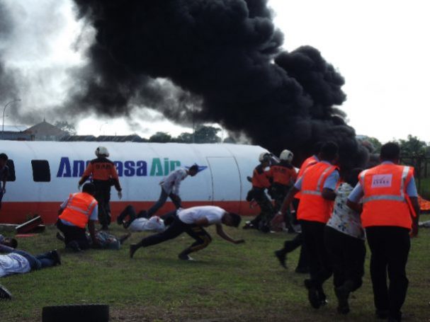 Simulasi pesawat terbakar di Bandara Juanda