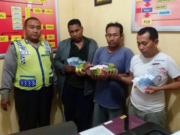 Tiga warga Porong yang ditangkap karena berjudi