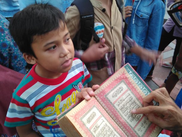 Seorang bocah hafal surat-surat Alquran mendapat hadiah buku