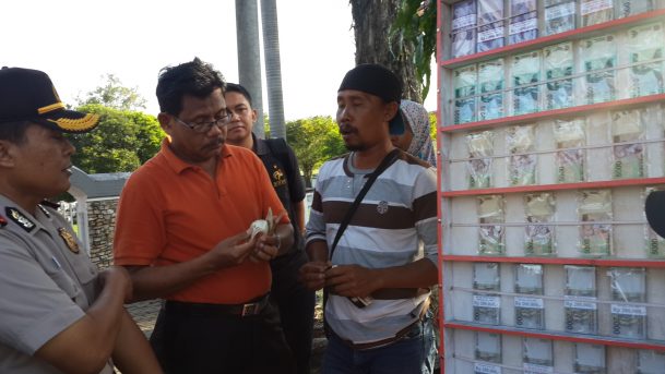 Kapolsek Kota Sidoarjo Kompol Naufil Hartono dan Kanit Reskrim Aiptu Sulasno mengecek uang di tempat penukaran uang baru yang di pinggir jalan