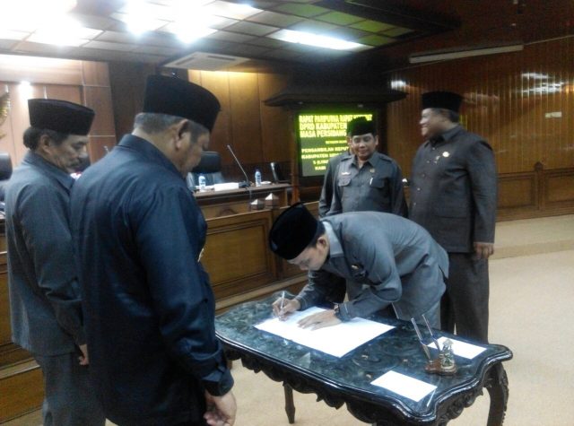 Ketua DPRD Sidoarjo Sullamul Hadi Nurmawan menandatangani lima Raperda yang disahkan menjadi Perda