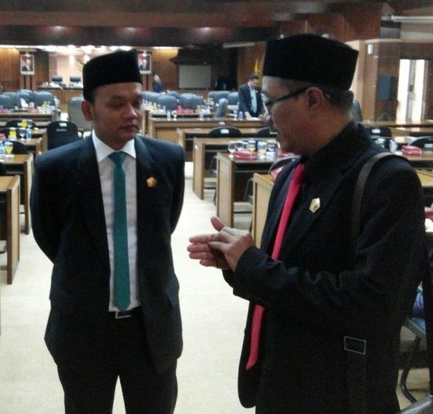 Ketua DPRD Sidoarjo Sullamul Hadi Nurmawan bersama Sekretaris Komisi B Sudjalil