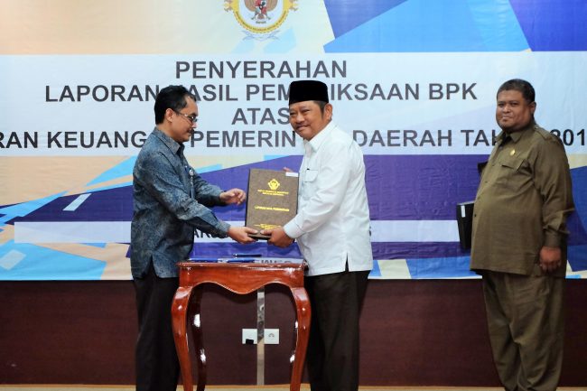 Bupati Sidoarjo Saiful Ilah didampingi Wakil Ketua DPRD Sidoarjo Taufik Hidayat Triyudhono menerima laporan keuangan 2015 WTP dari  BPKP Jatim