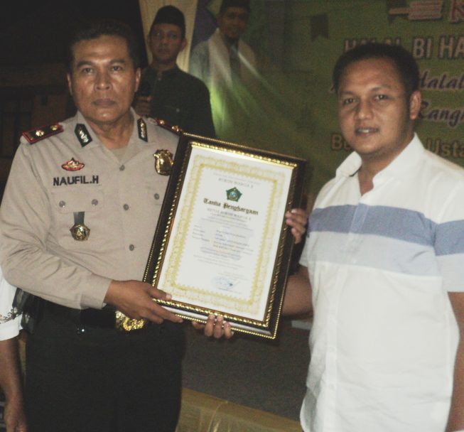 Kapolsekta Sidoarjo, Kompol Naufil Hartono menyerahkan penghargaan kepada Bripka Dwi Priyo