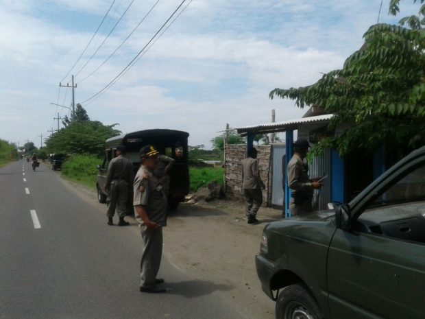 Petugas merobohkan bangli di stren Sungai Porong, Desa Kalisogo, Kecamatan Jabon