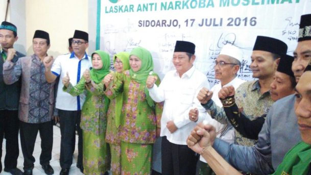 Mensos Khofifah Indar Parawansa bersama bupati Sidoarjo Saiful Ilah dan pengurus Muslimat NU Sidoarjo