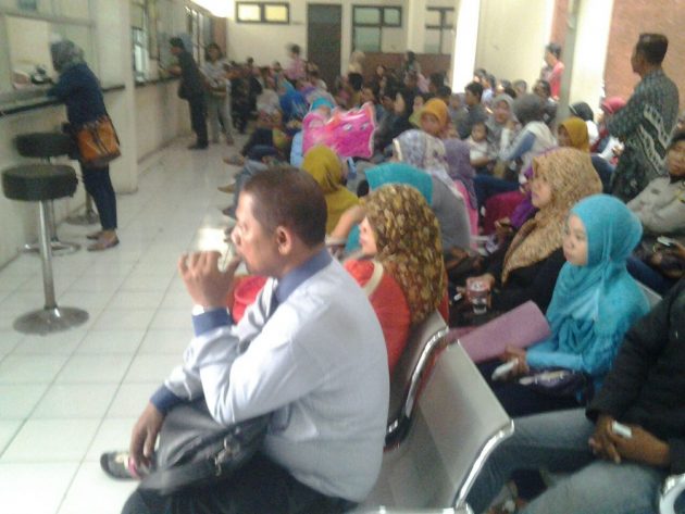 Warga antri menunggu panggilan sidang perceraian di Pengadilan Agama Sidoarjo