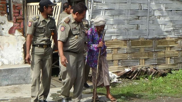 Nenek penghuni Bangli saat dievakuasi petugas Satpol PP
