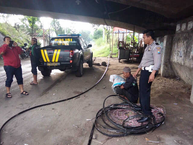Tersangka kepergok polisi mengupas kabel hasil curian di wilayah Mlirip Rowo, Kecamatan Tarik