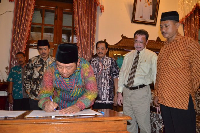 Bupati Sidoarjo Saiful Ilah menandatangani MoU pembangunan dua pos Damkar di Krian dan Taman dengan pengusaha