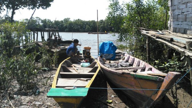 Ahmad Dani Fransiska dengan perahu yang setiap hari digunakan menyusuri sungai berangkat sekolah