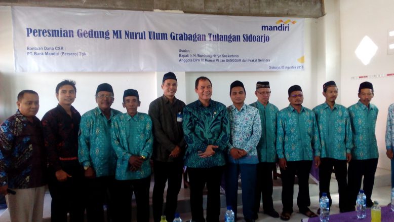 Kepala Cabang Bank Mandiri Sidoarjo Purnaman (pakai kopyah baju hitam, anggota DPR RI Bambang Haryo Sukartono foto bersama guru dan pengurus yayasan.