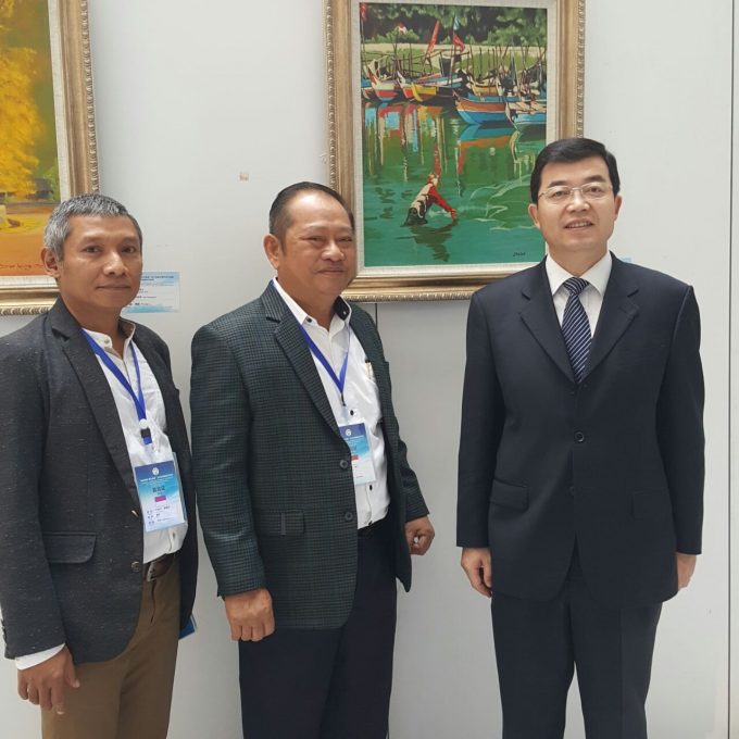 Bupati Sidoarjo Saiful Ilah(tengah) bersama pelukis Barlian Arditto dan Wakil Walikota Pemkot Jinan, Mr Zang Haibo