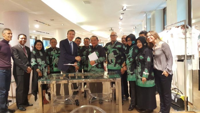 Bupati Sidoarjo H. Saiful Ilah SH.M.hum menandatangani MoU dengan petinggi perusahaan Albisetti Internasional S.A Milan, di Milan, Italia beberapa waktu lalu. 